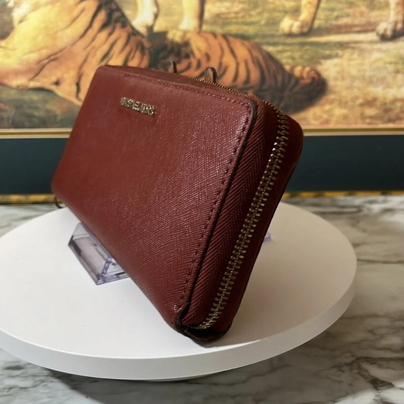 MICHAEL KORS ZIPPY WALLET IN GUC - Picture 2 of 13